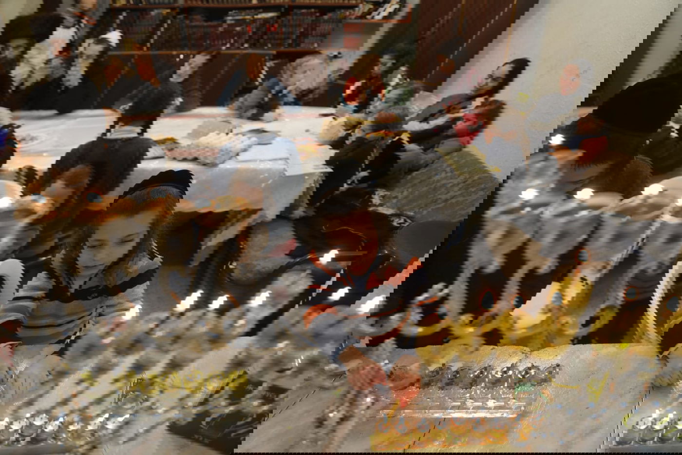 נר שמיני: כך הדליקו חנוכיות במאה שערים