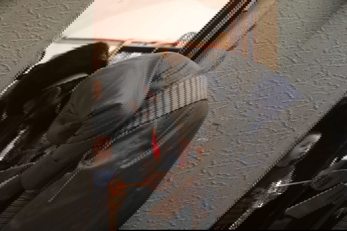 נר שמיני: כך הדליקו חנוכיות במאה שערים