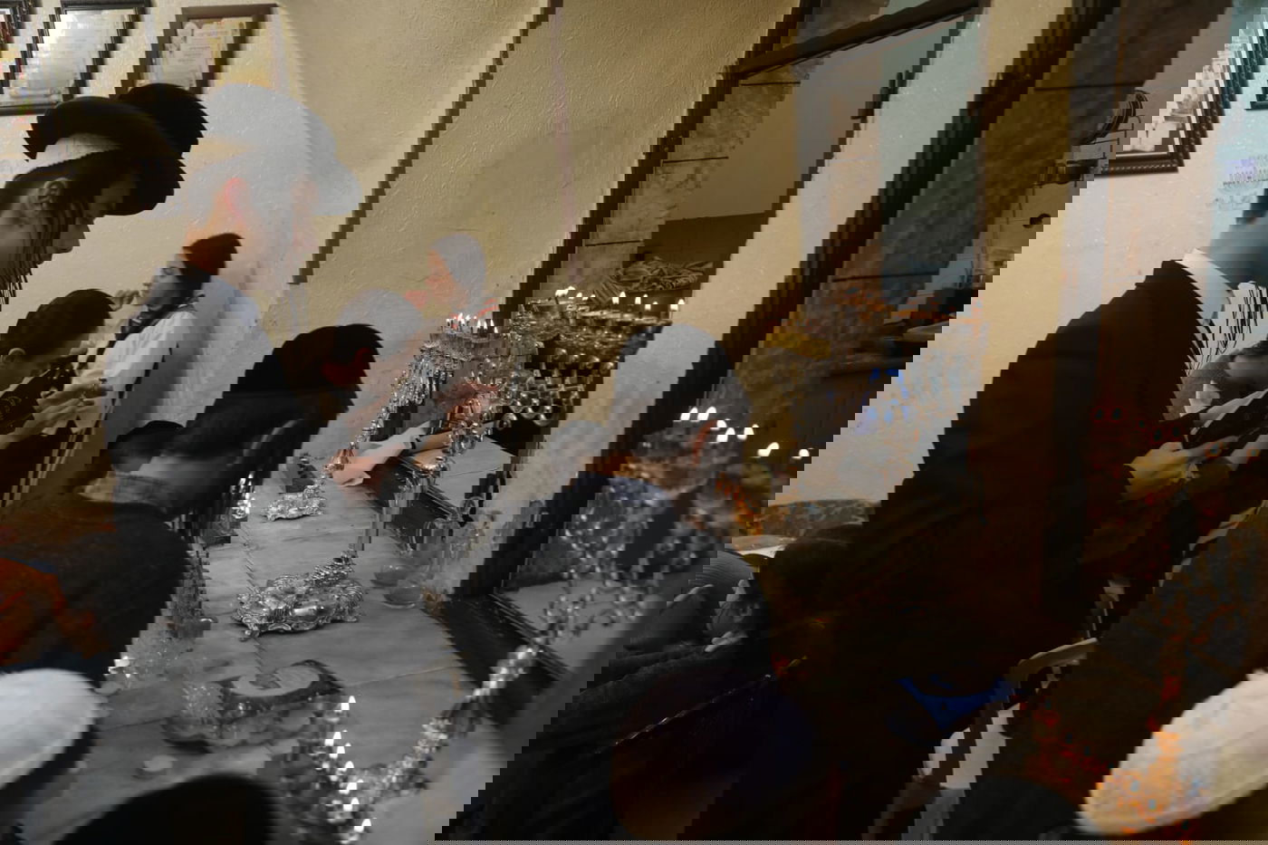 נר שמיני: כך הדליקו חנוכיות במאה שערים