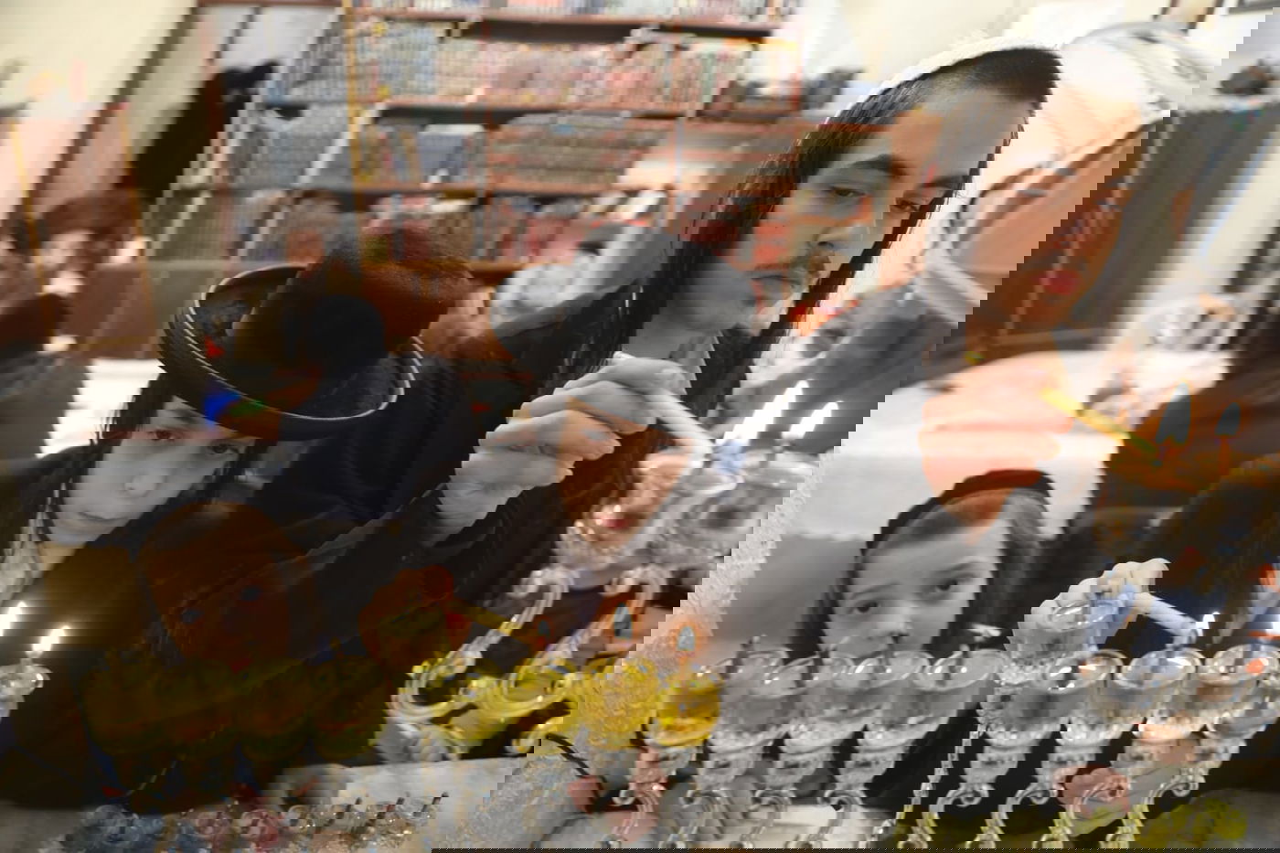 נר שמיני: כך הדליקו חנוכיות במאה שערים