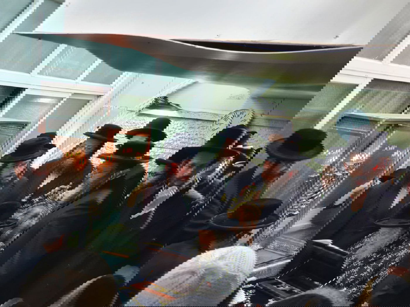 תיעוד: גאב"ד העדה בהדלקת נר שמיני של חנוכה