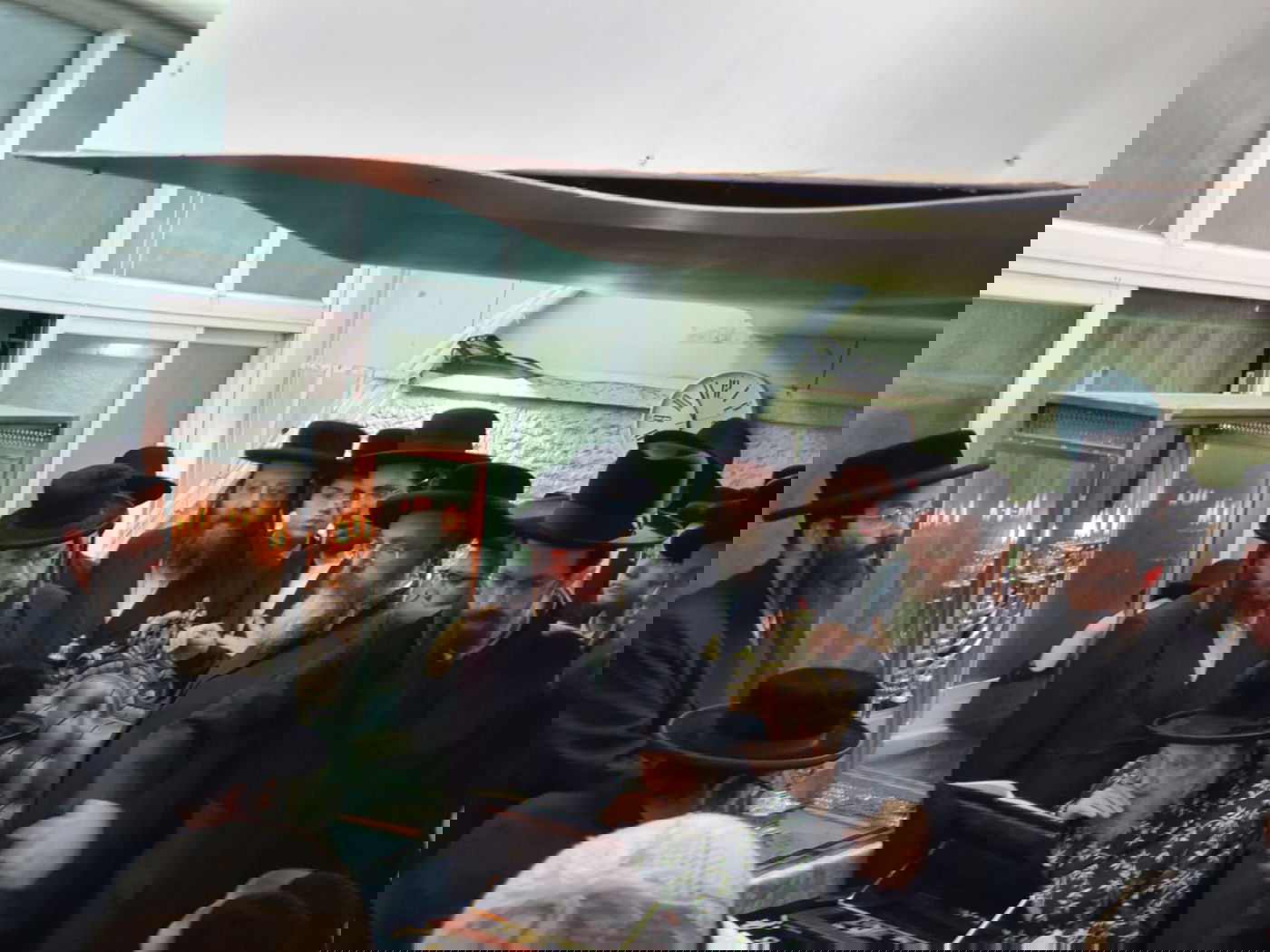 תיעוד: גאב"ד העדה בהדלקת נר שמיני של חנוכה