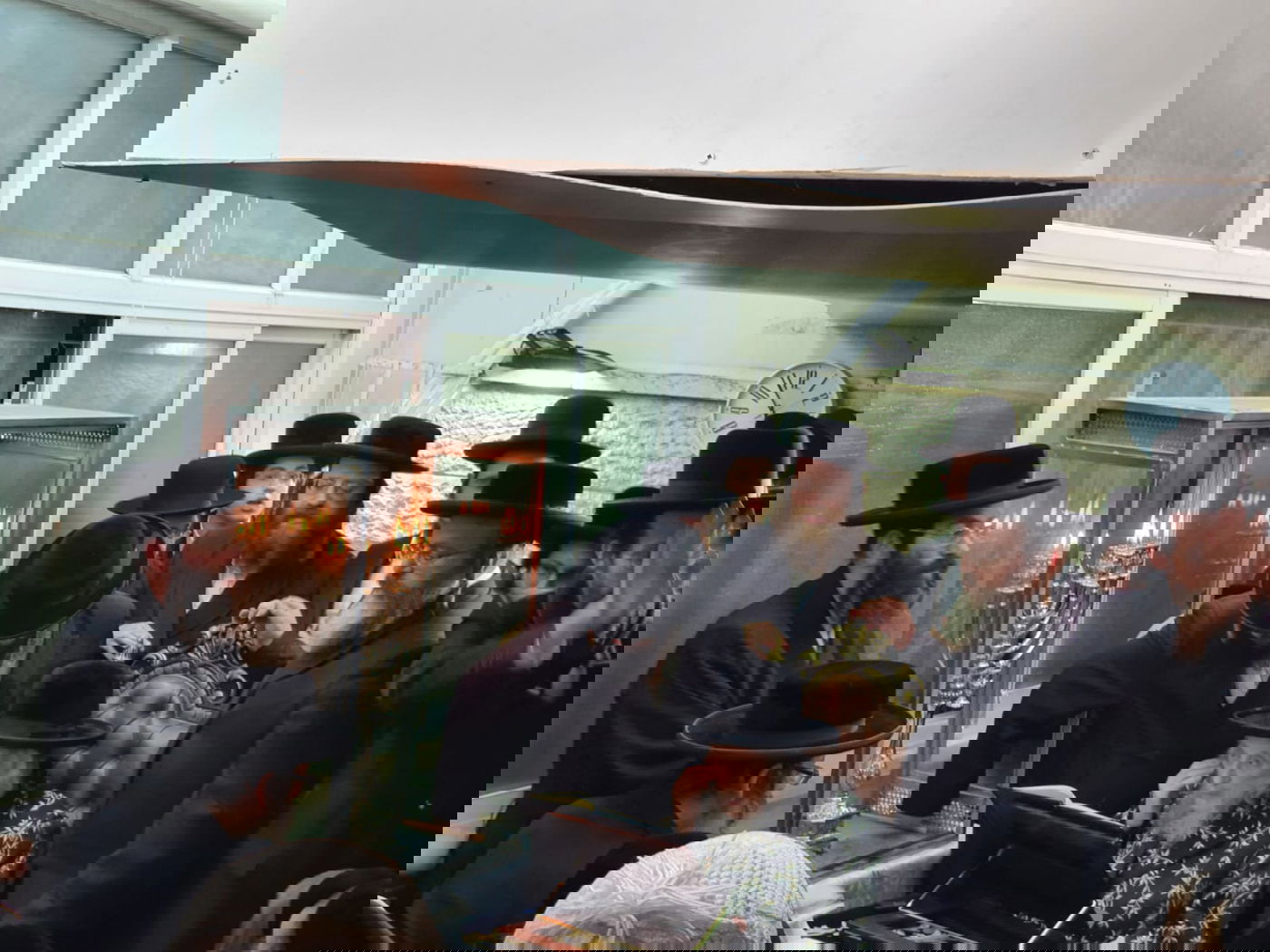 תיעוד: גאב"ד העדה בהדלקת נר שמיני של חנוכה