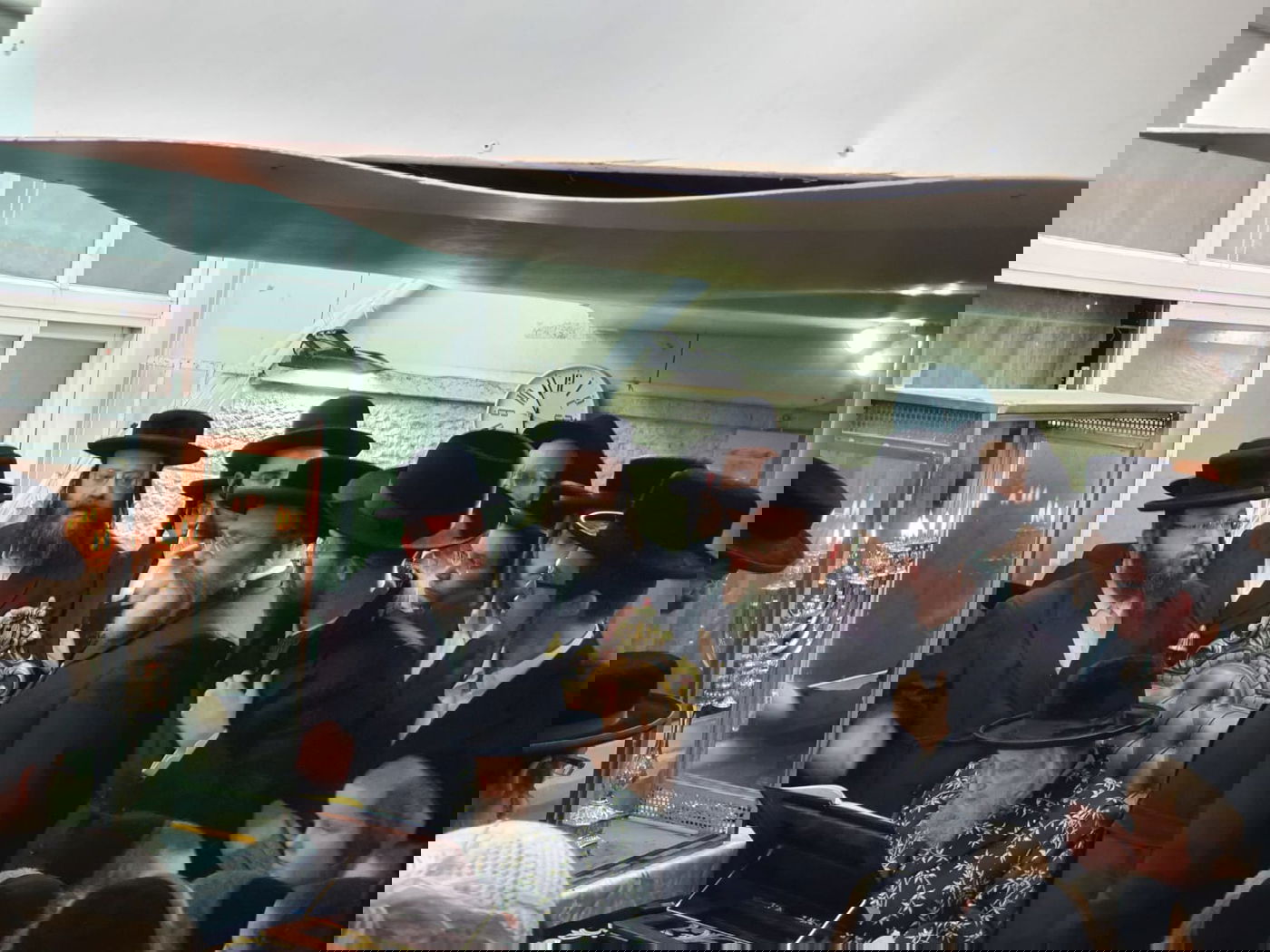 תיעוד: גאב"ד העדה בהדלקת נר שמיני של חנוכה