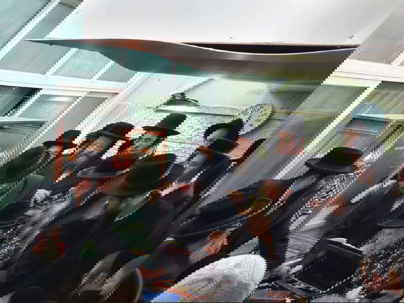 תיעוד: גאב"ד העדה בהדלקת נר שמיני של חנוכה