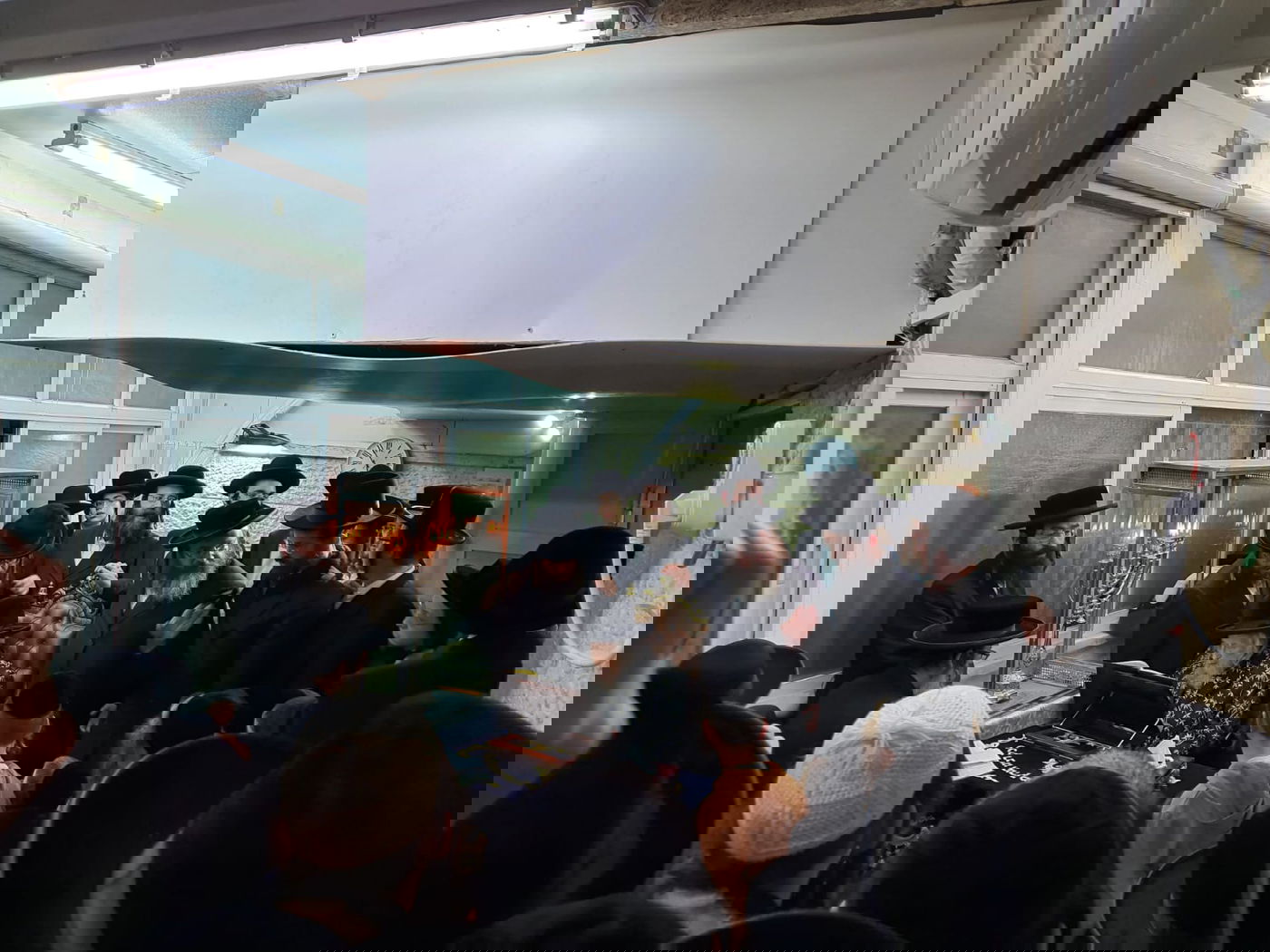 תיעוד: גאב"ד העדה בהדלקת נר שמיני של חנוכה