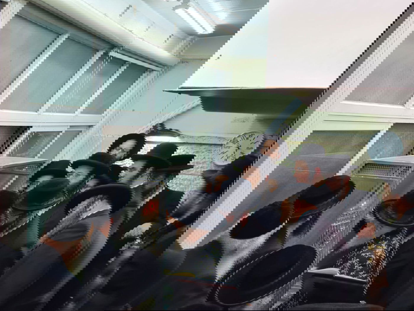 תיעוד: גאב"ד העדה בהדלקת נר שמיני של חנוכה