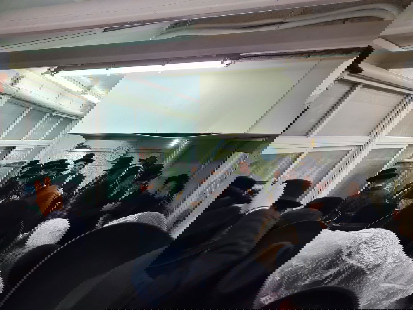 תיעוד: גאב"ד העדה בהדלקת נר שמיני של חנוכה