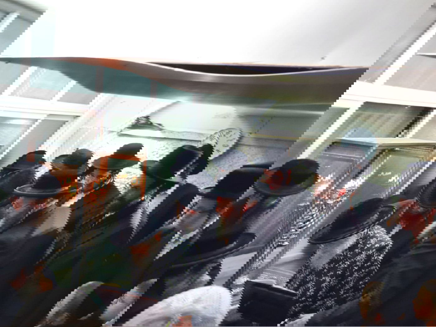 תיעוד: גאב"ד העדה בהדלקת נר שמיני של חנוכה