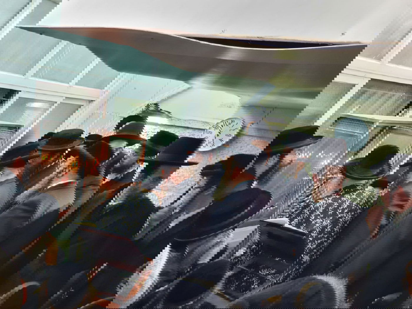 תיעוד: גאב"ד העדה בהדלקת נר שמיני של חנוכה