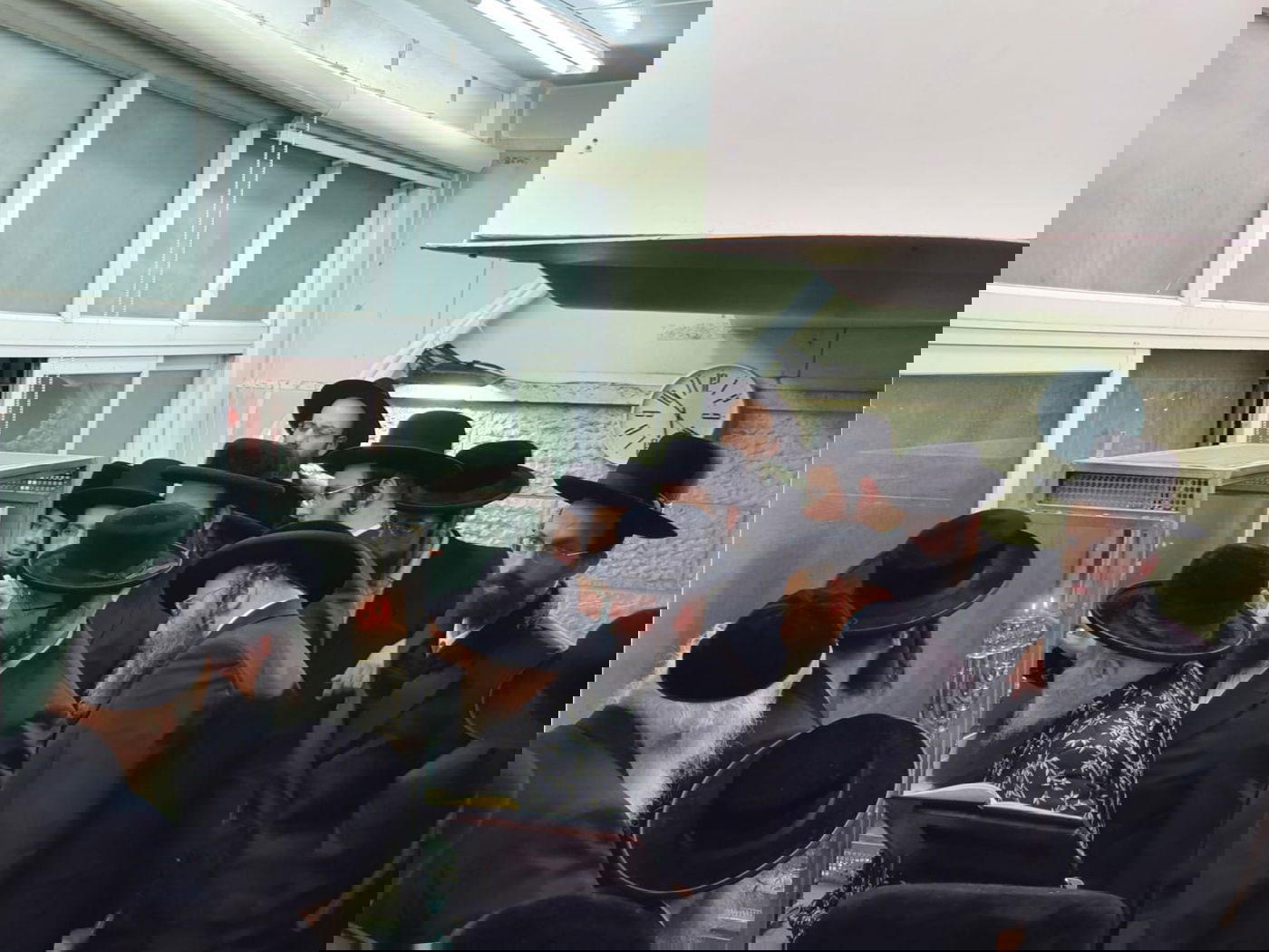 תיעוד: גאב"ד העדה בהדלקת נר שמיני של חנוכה