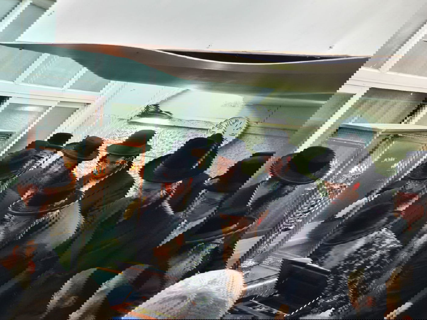 תיעוד: גאב"ד העדה בהדלקת נר שמיני של חנוכה