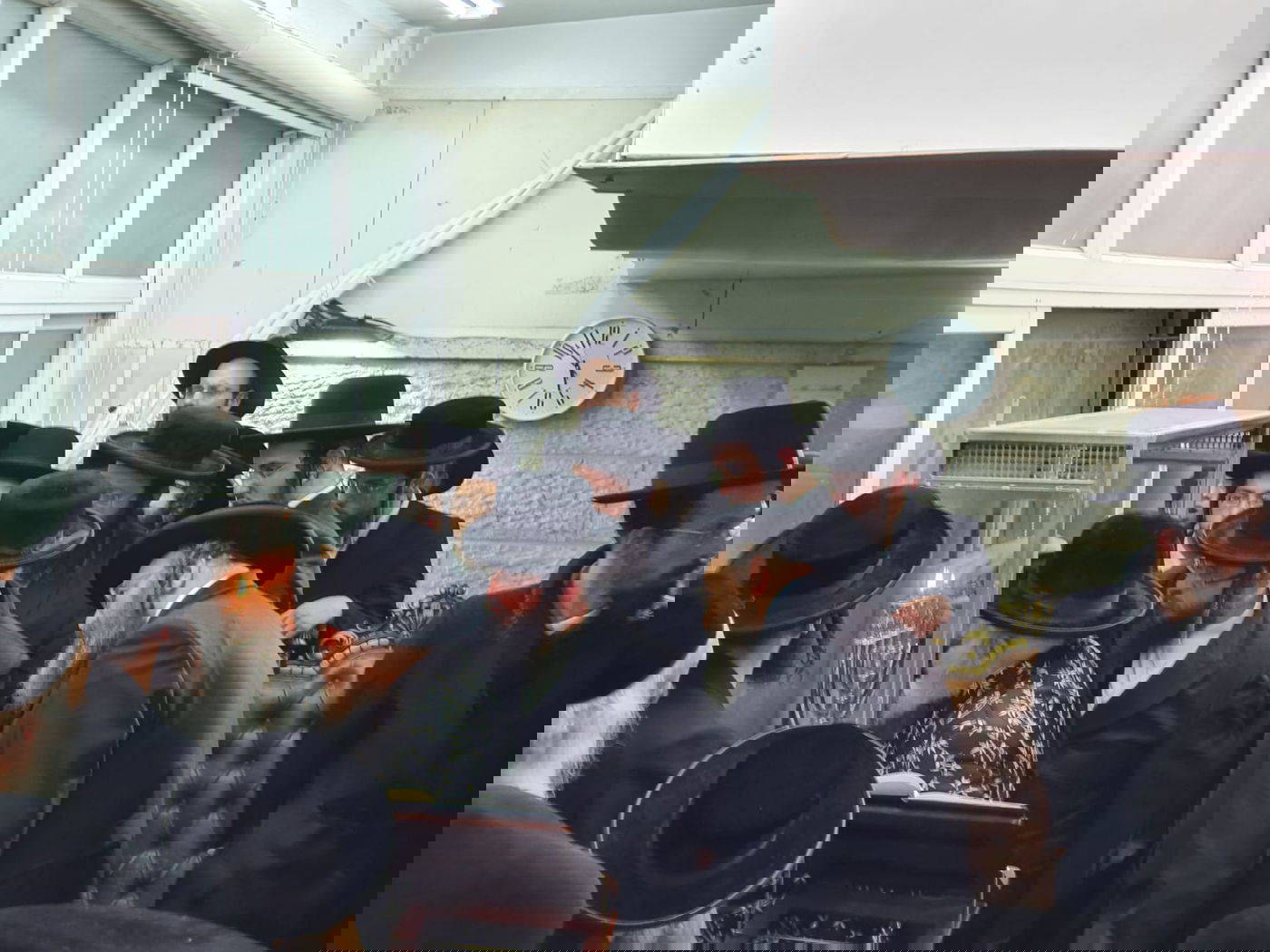 תיעוד: גאב"ד העדה בהדלקת נר שמיני של חנוכה