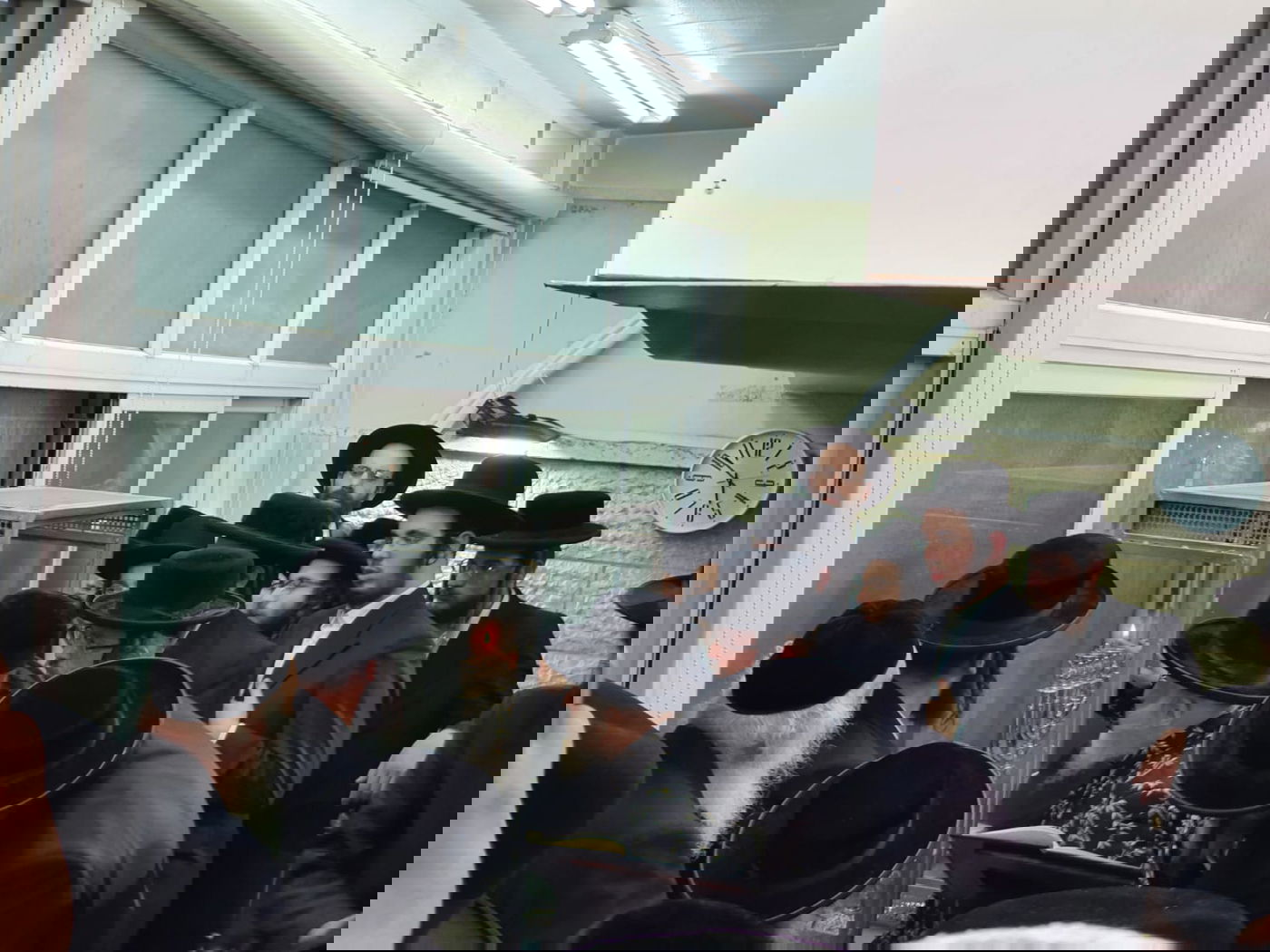 תיעוד: גאב"ד העדה בהדלקת נר שמיני של חנוכה