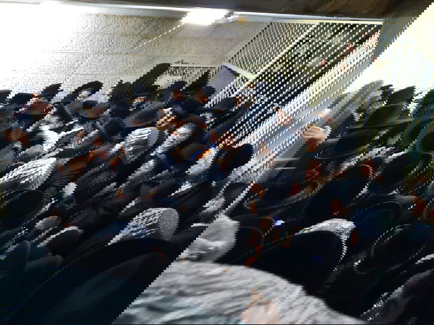 תיעוד: גאב"ד העדה בהדלקת נר שמיני של חנוכה