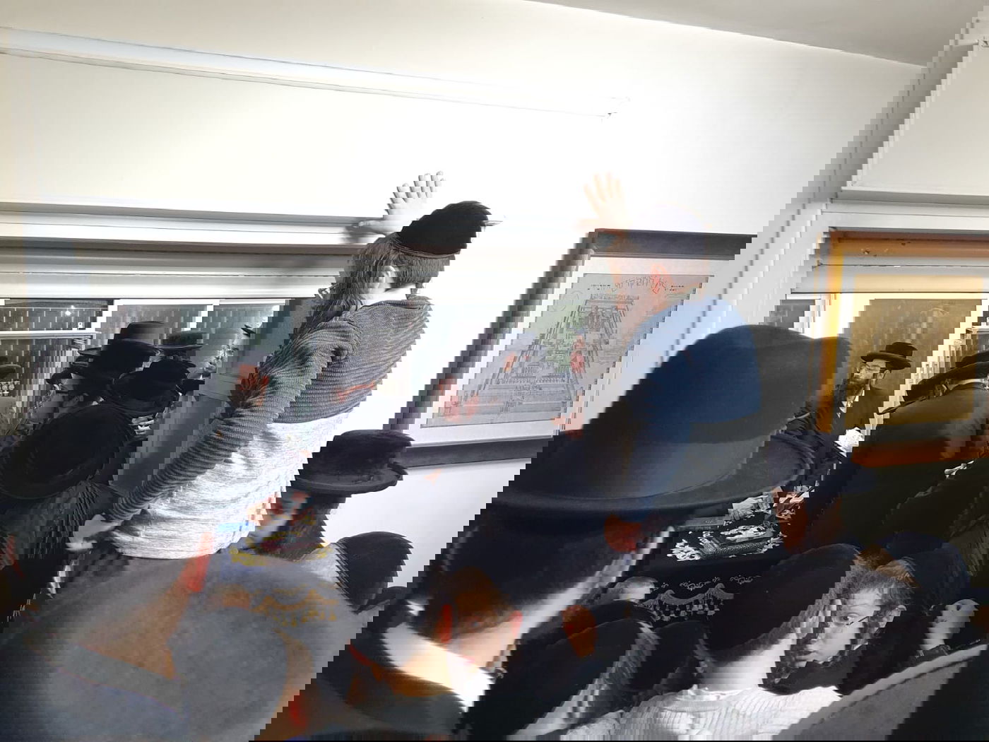 תיעוד: גאב"ד העדה בהדלקת נר שמיני של חנוכה