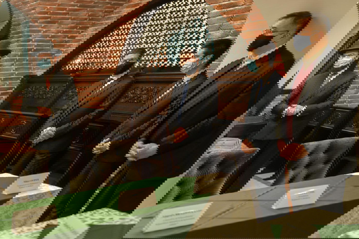 לראשונה: נשיא מולדובה הדליק עם הקהילה