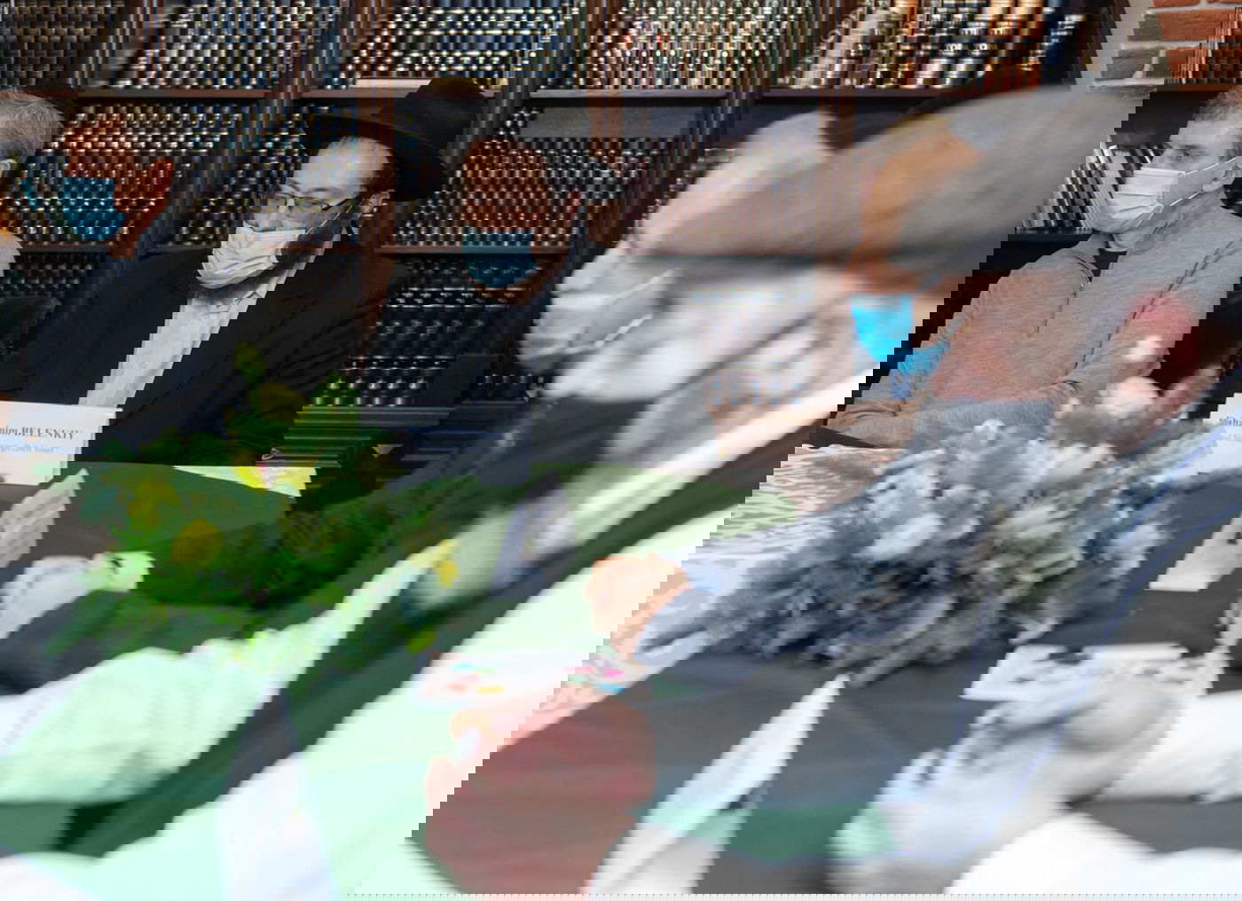 לראשונה: נשיא מולדובה הדליק עם הקהילה