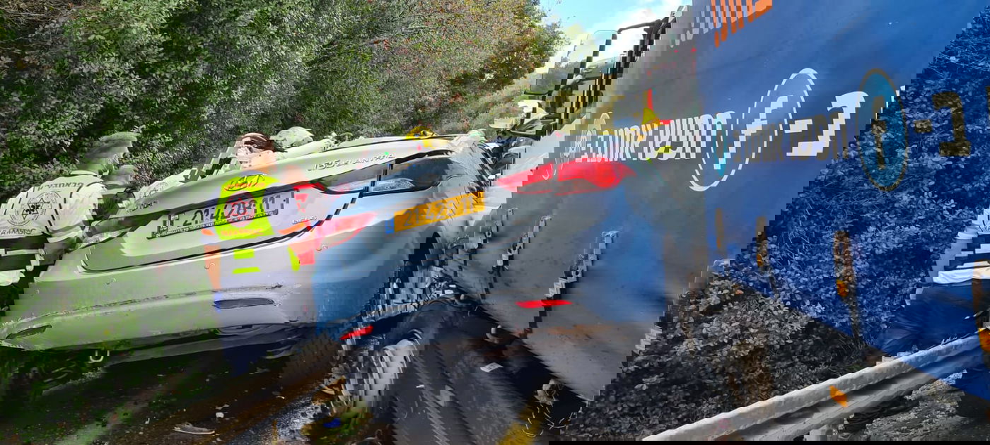 הרכב נמעך מתחת למשאית; אישה במצב קשה