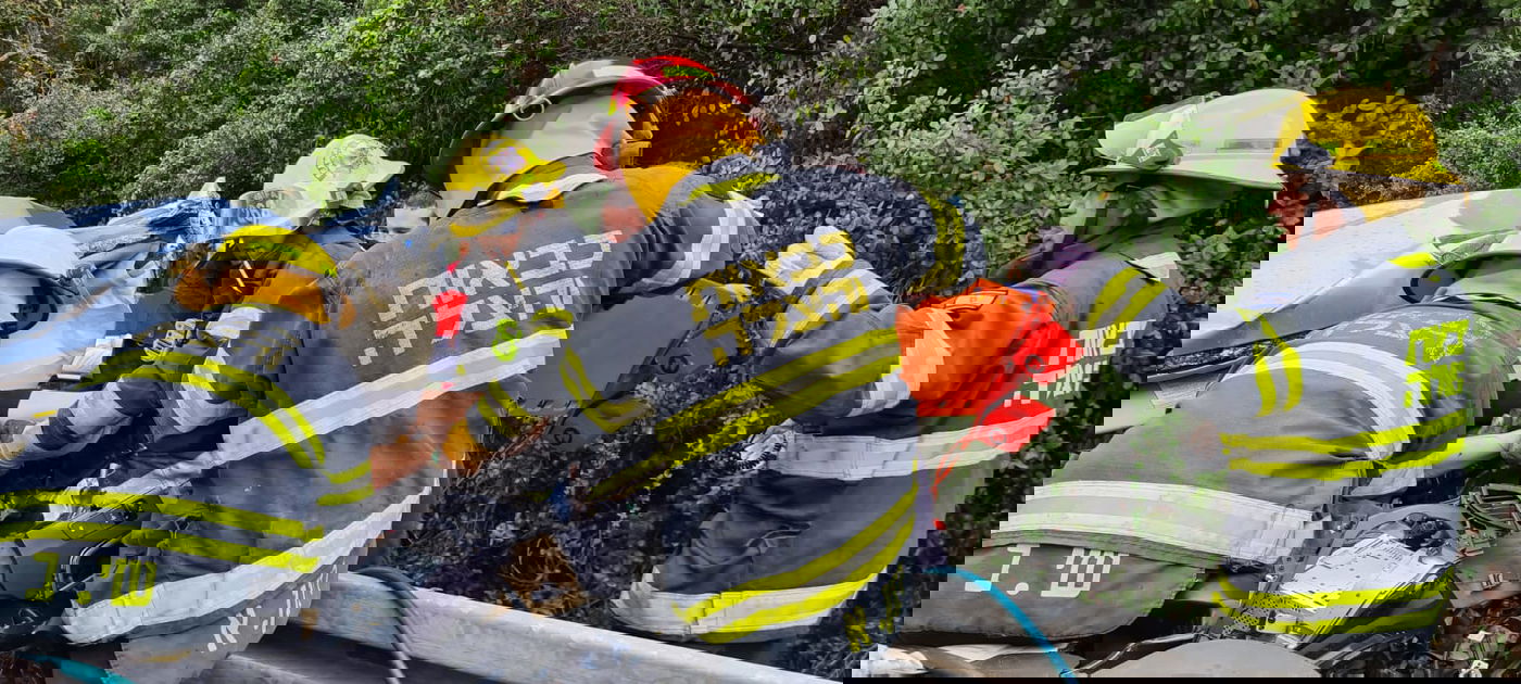 הרכב נמעך מתחת למשאית; אישה במצב קשה