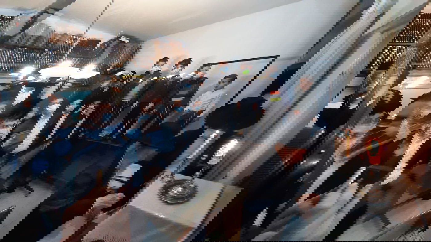 'זאת חנוכה': ההדלקה אצל 'ראש הישיבה'