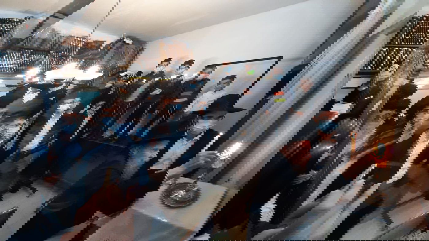 'זאת חנוכה': ההדלקה אצל 'ראש הישיבה'