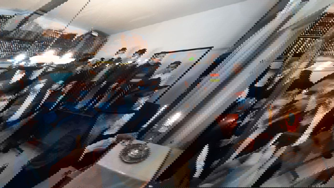 'זאת חנוכה': ההדלקה אצל 'ראש הישיבה'