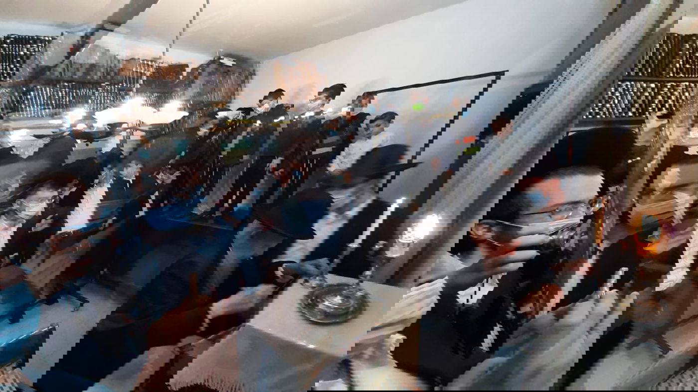 'זאת חנוכה': ההדלקה אצל 'ראש הישיבה'