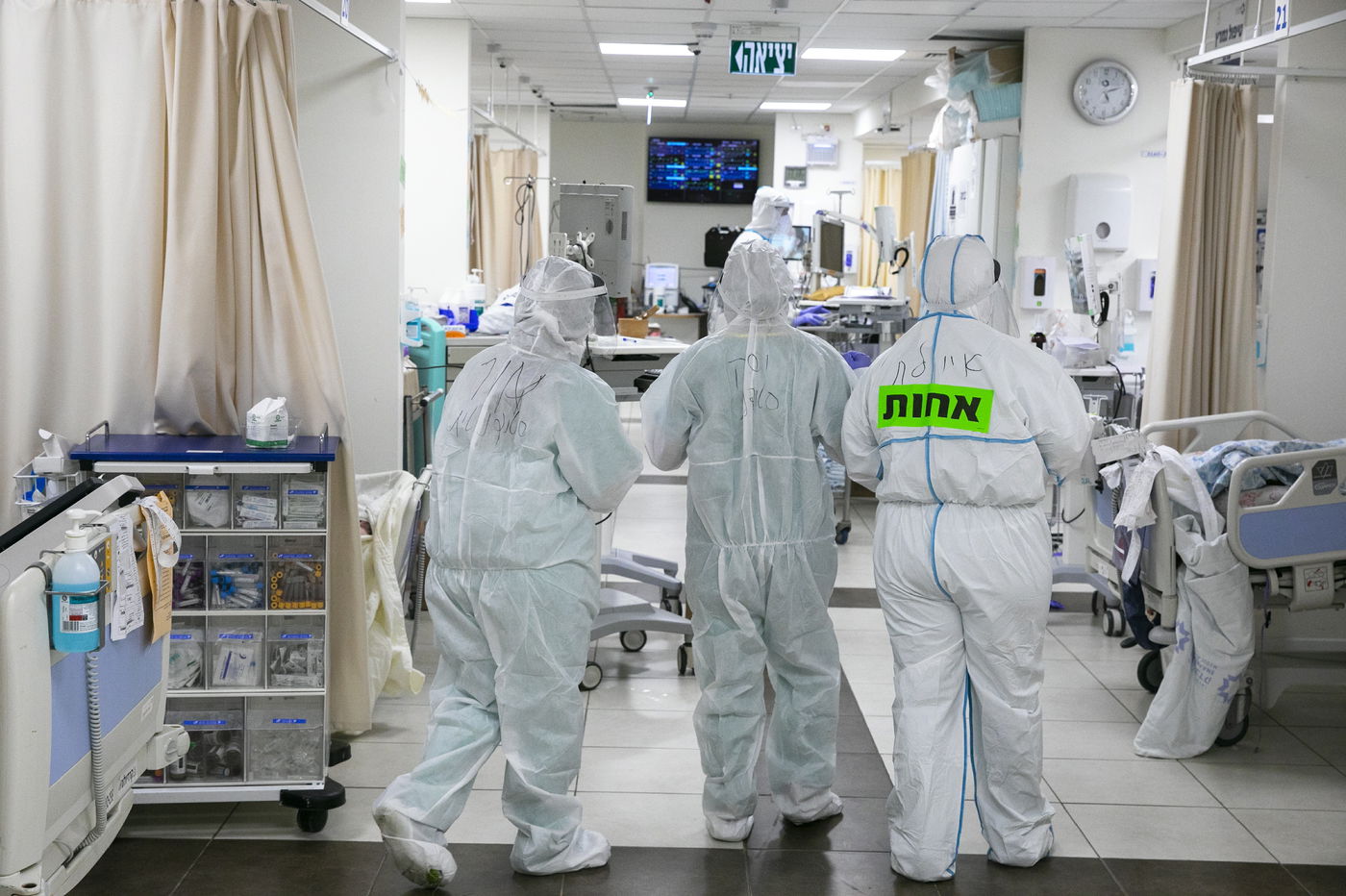 הנר השמיני של חנוכה - במחלקת קורונה • צפו