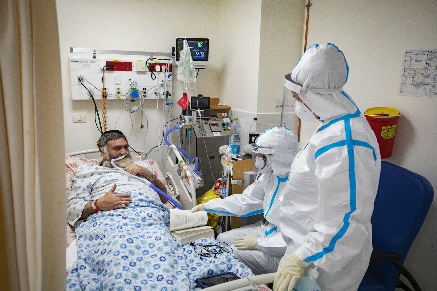 הנר השמיני של חנוכה - במחלקת קורונה • צפו