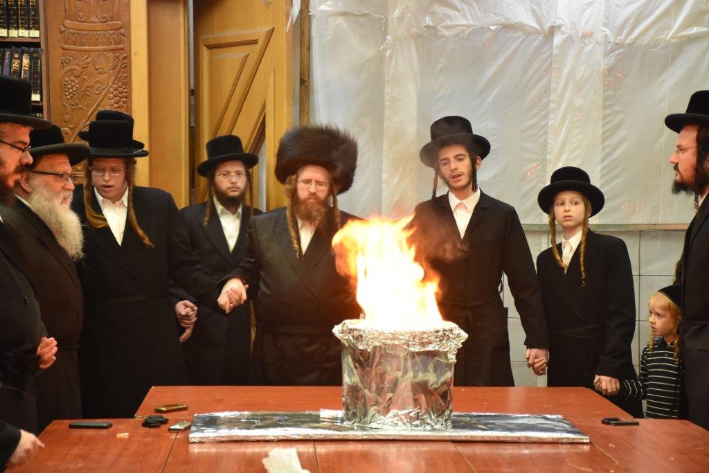 ב'שומרי אמונים' שרפו פתילות וכתבו ספר תורה