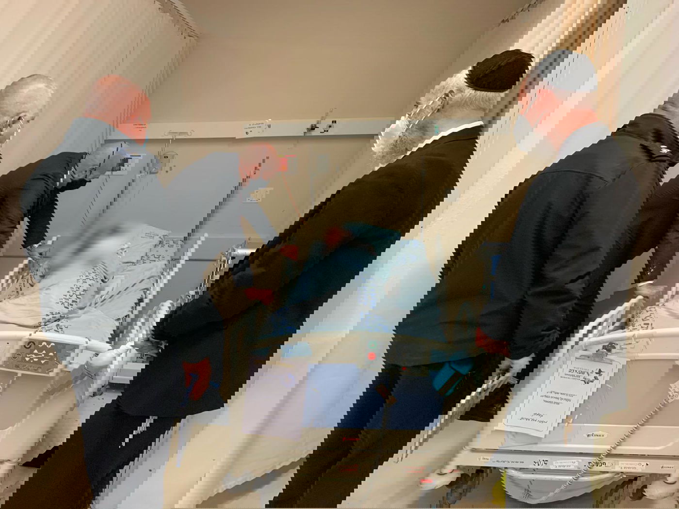 השר אוחנה, בביקור בבית החולים