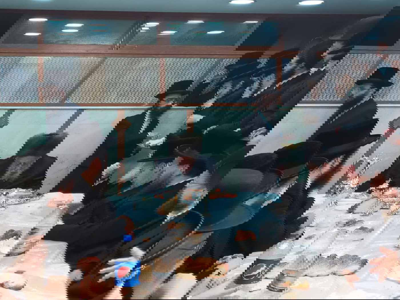 תיעוד: טיש 'זאת חנוכה' בחסידות קאפיטשניץ