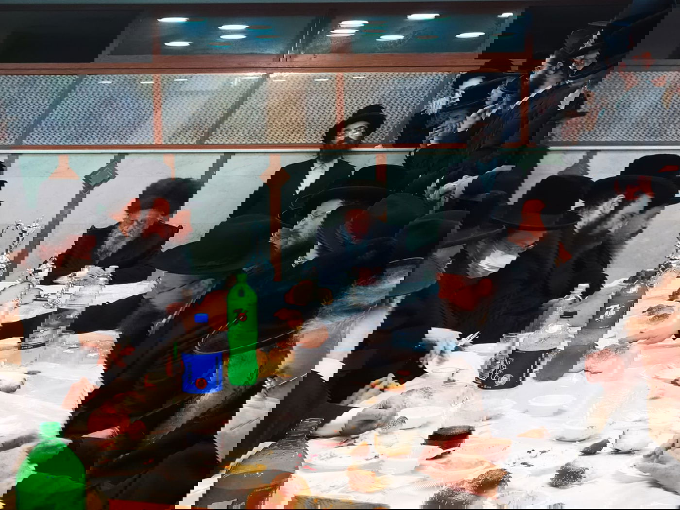 תיעוד: טיש 'זאת חנוכה' בחסידות קאפיטשניץ