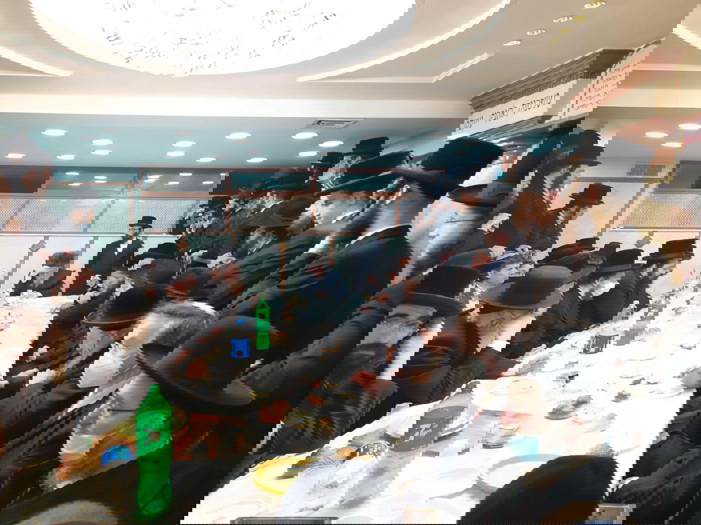 תיעוד: טיש 'זאת חנוכה' בחסידות קאפיטשניץ