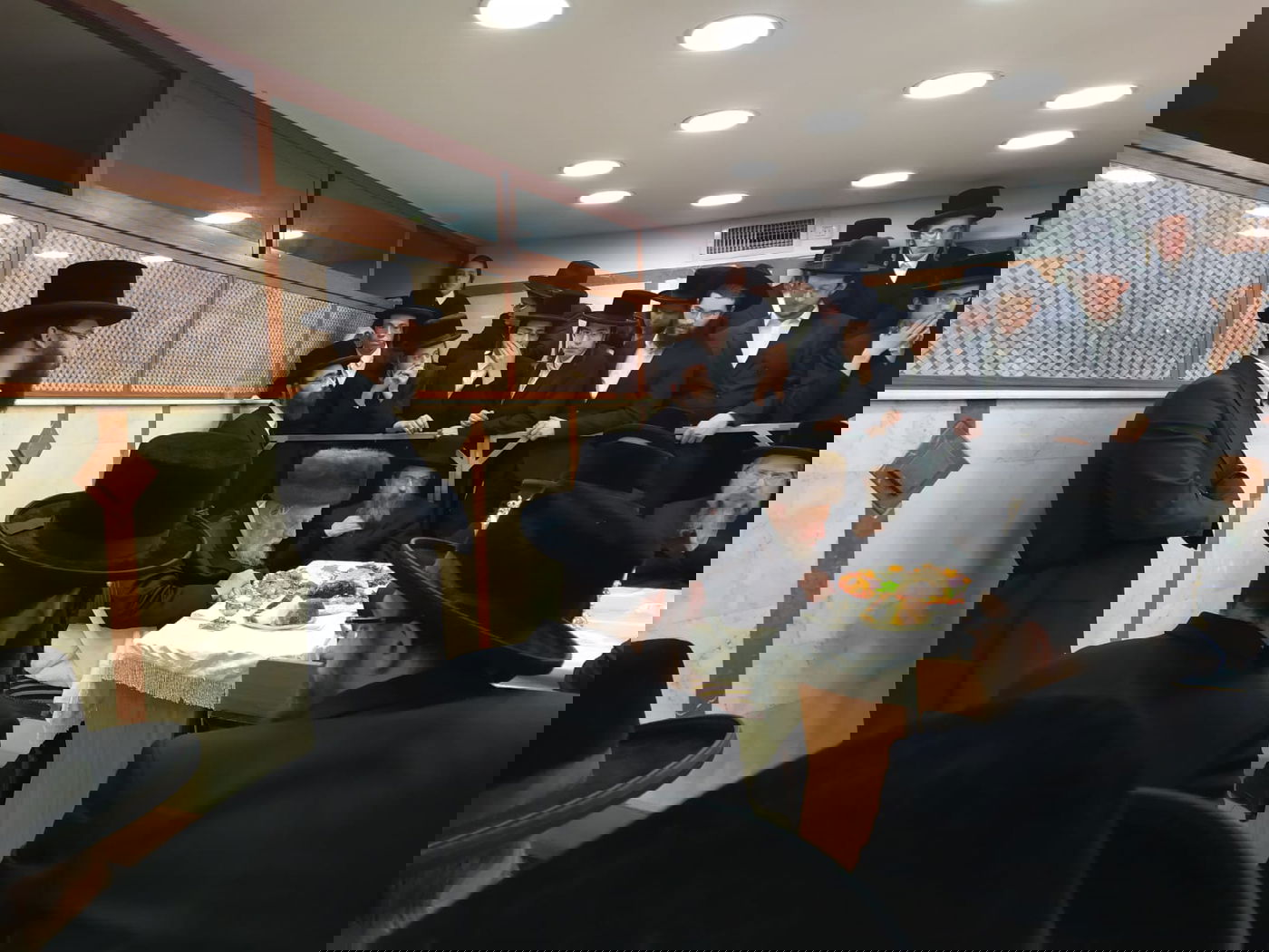 תיעוד: טיש 'זאת חנוכה' בחסידות קאפיטשניץ