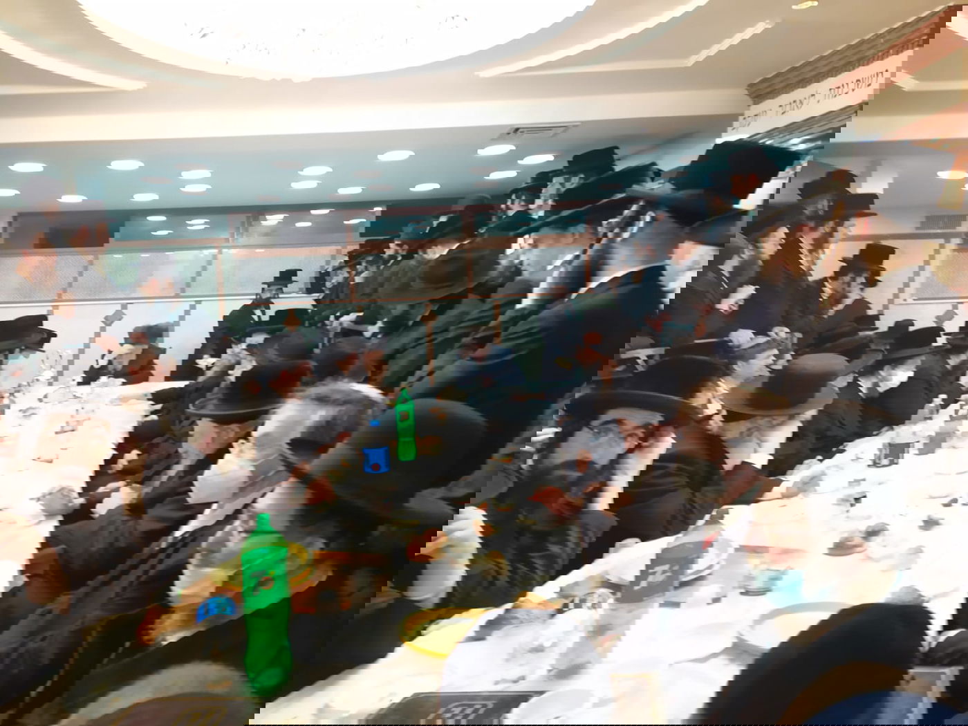 תיעוד: טיש 'זאת חנוכה' בחסידות קאפיטשניץ