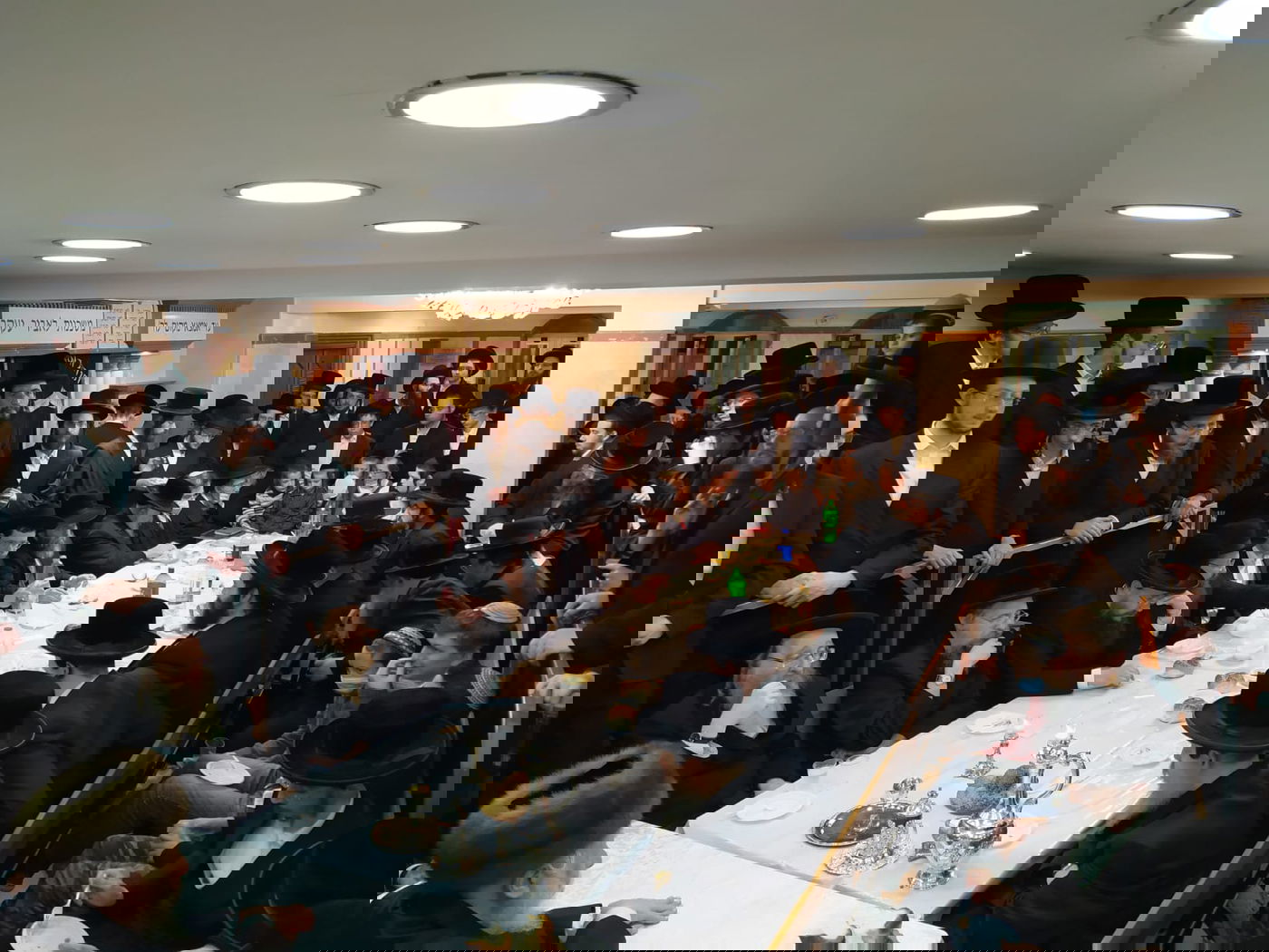 תיעוד: טיש 'זאת חנוכה' בחסידות קאפיטשניץ