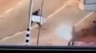 צפו: בקבוק תבערה מטווח אפס על חייל, שאינו מגיב