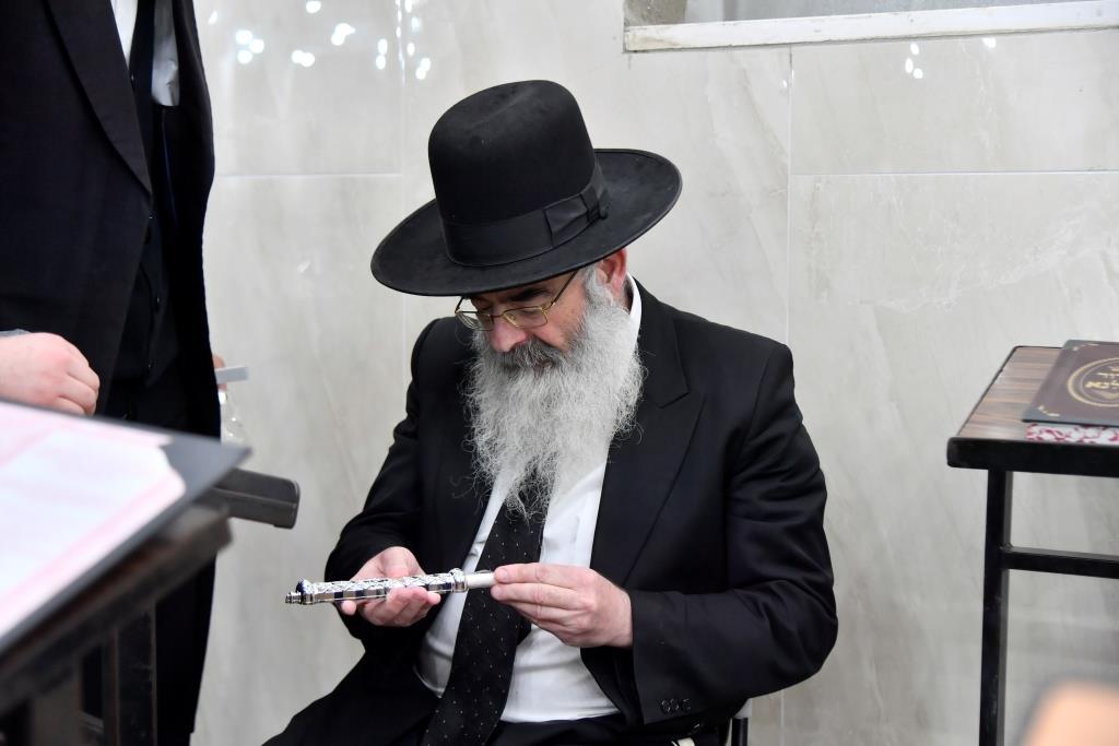 ב'גרודנא' קבעו מזוזות בשילוב מסיבת חנוכה