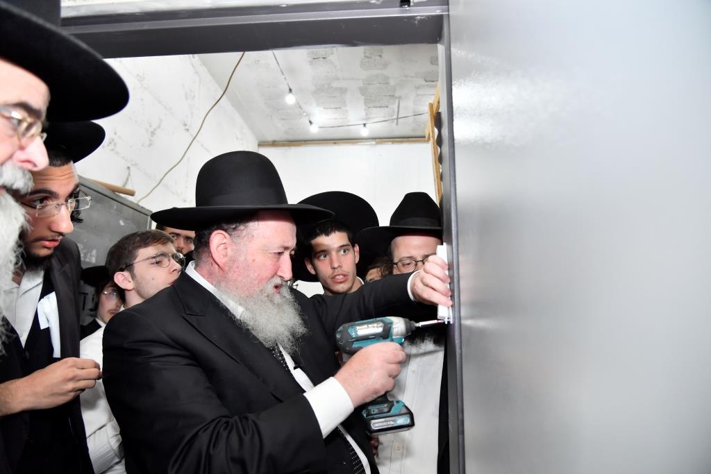 ב'גרודנא' קבעו מזוזות בשילוב מסיבת חנוכה