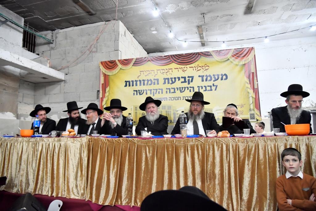 ב'גרודנא' קבעו מזוזות בשילוב מסיבת חנוכה