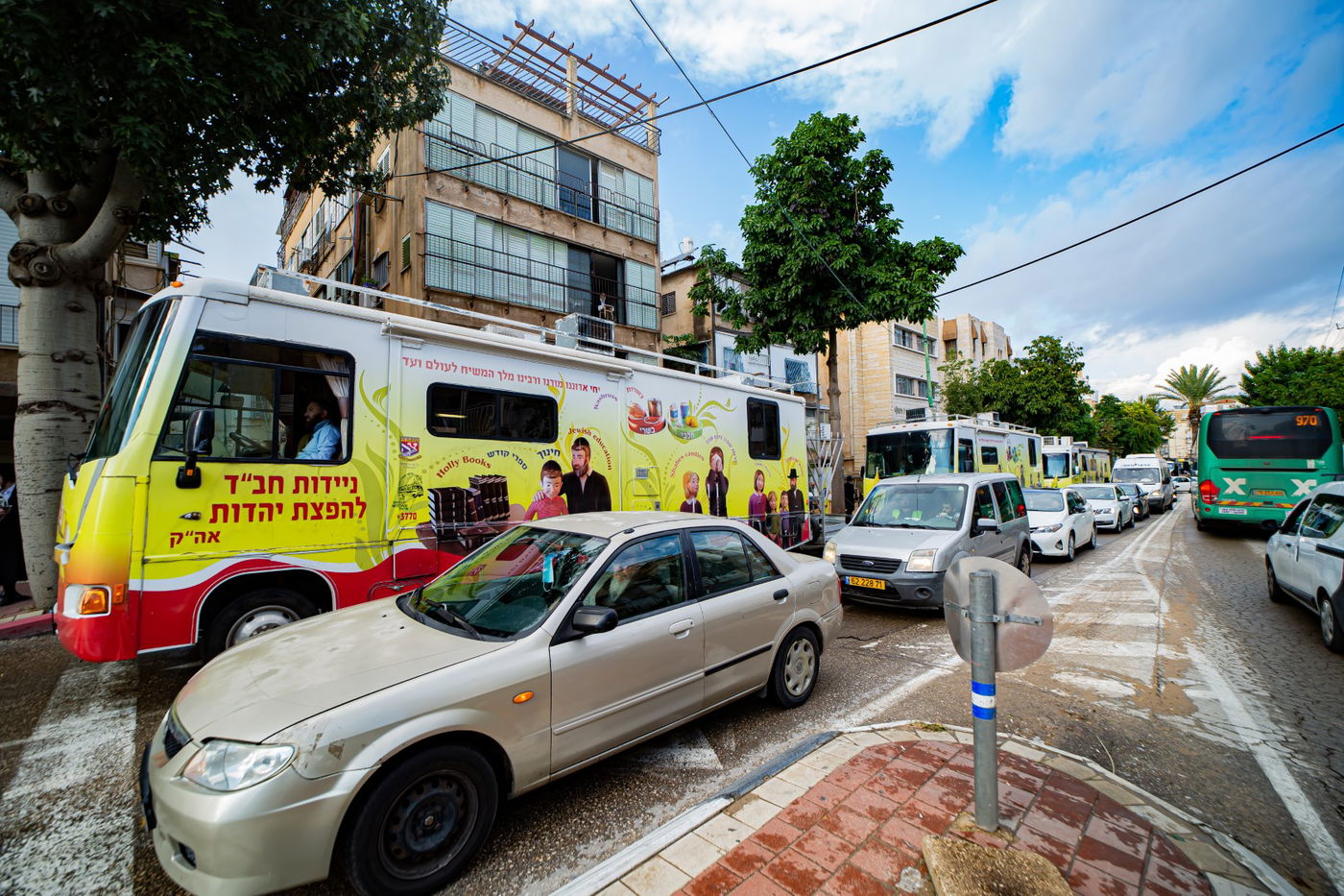 צפו: שיירת הטנקים של חב"ד מסביב לארץ