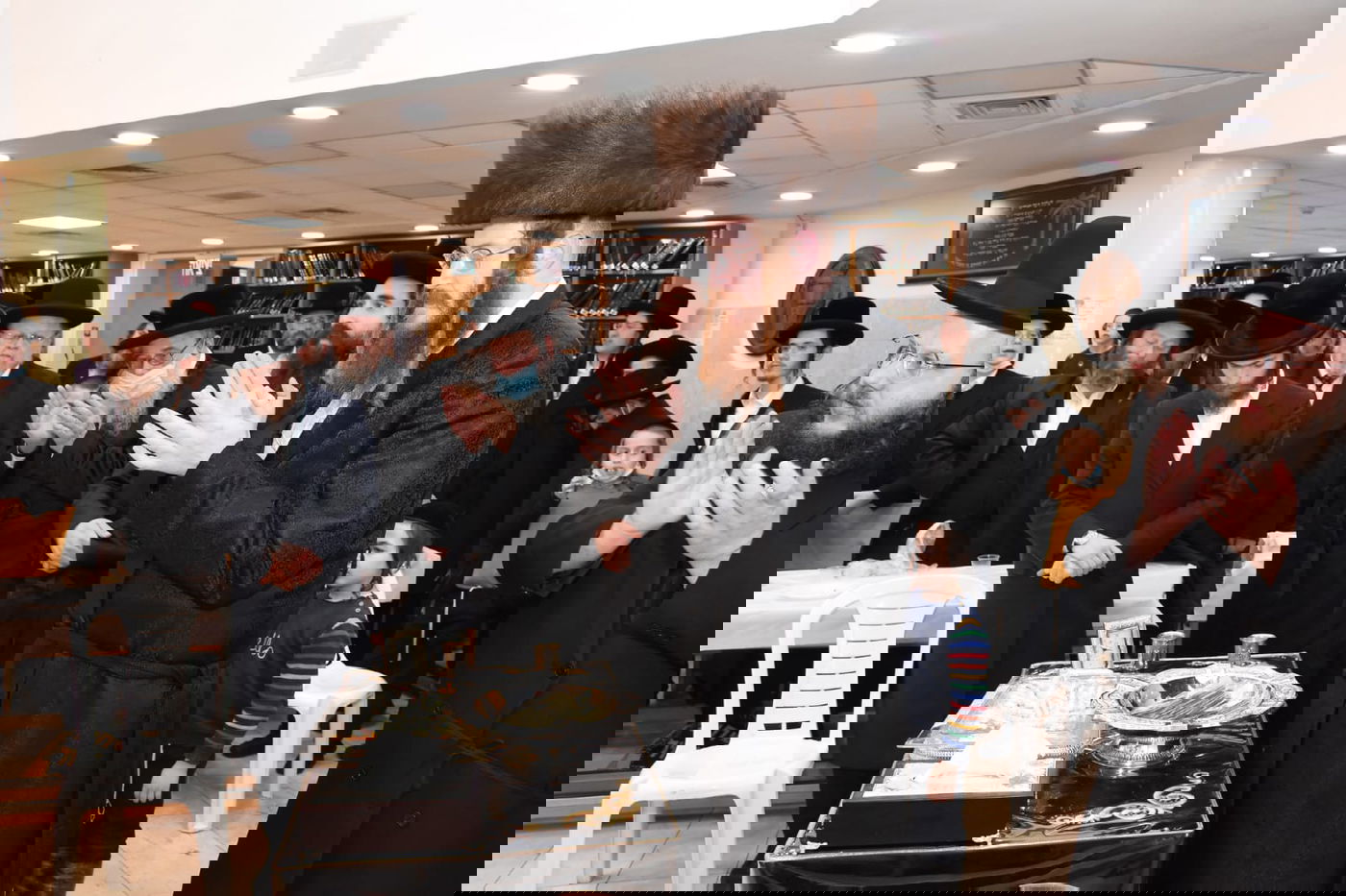 הרבי מקאליב ערך 'טיש' וחילק סופגניות