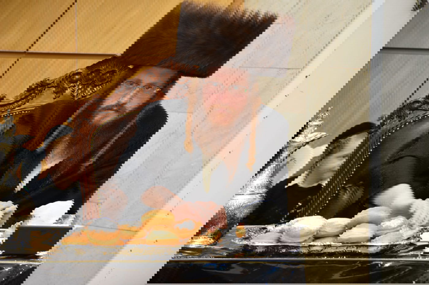 הרבי מקאליב ערך 'טיש' וחילק סופגניות