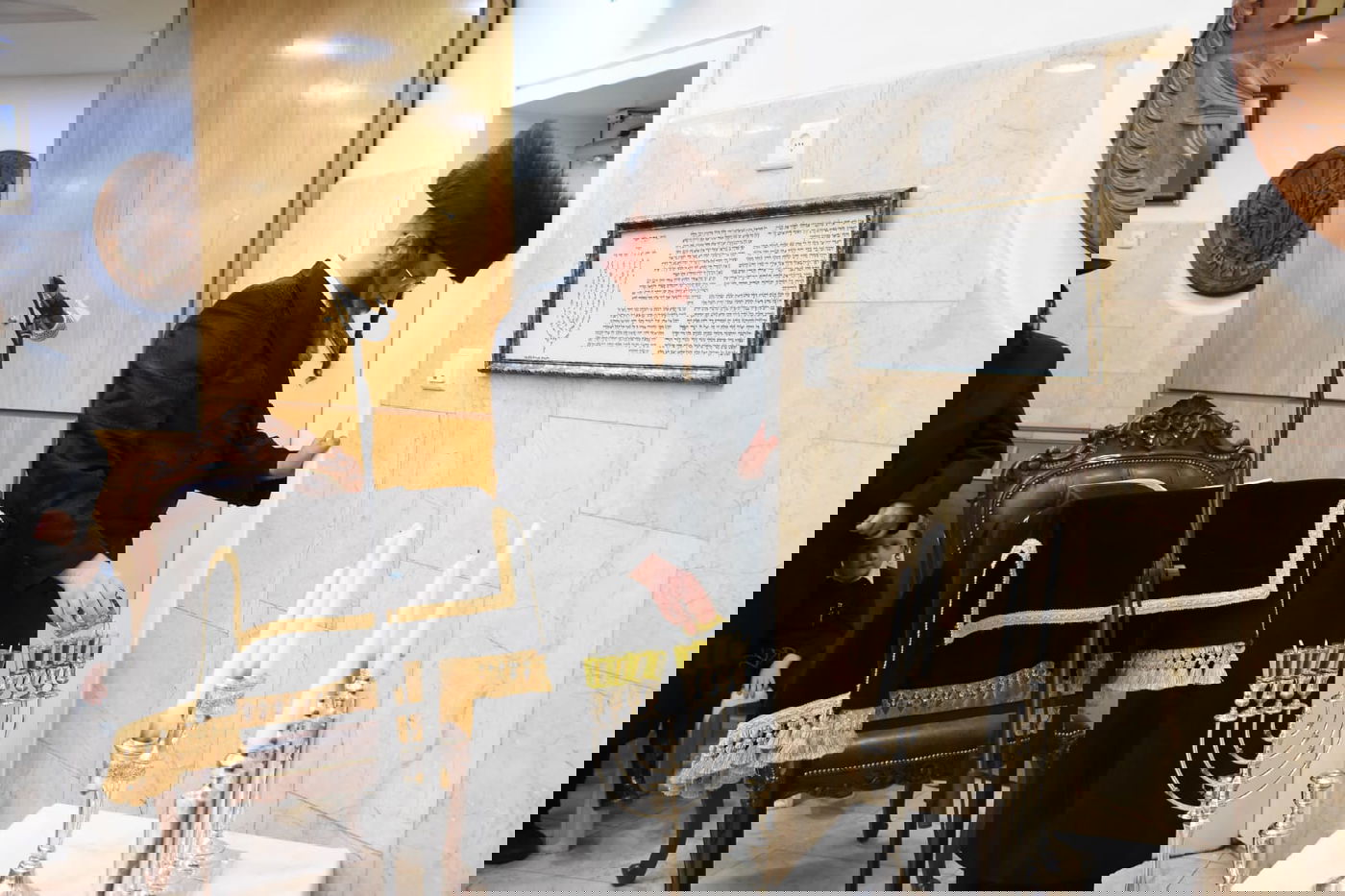 הרבי מקאליב ערך 'טיש' וחילק סופגניות