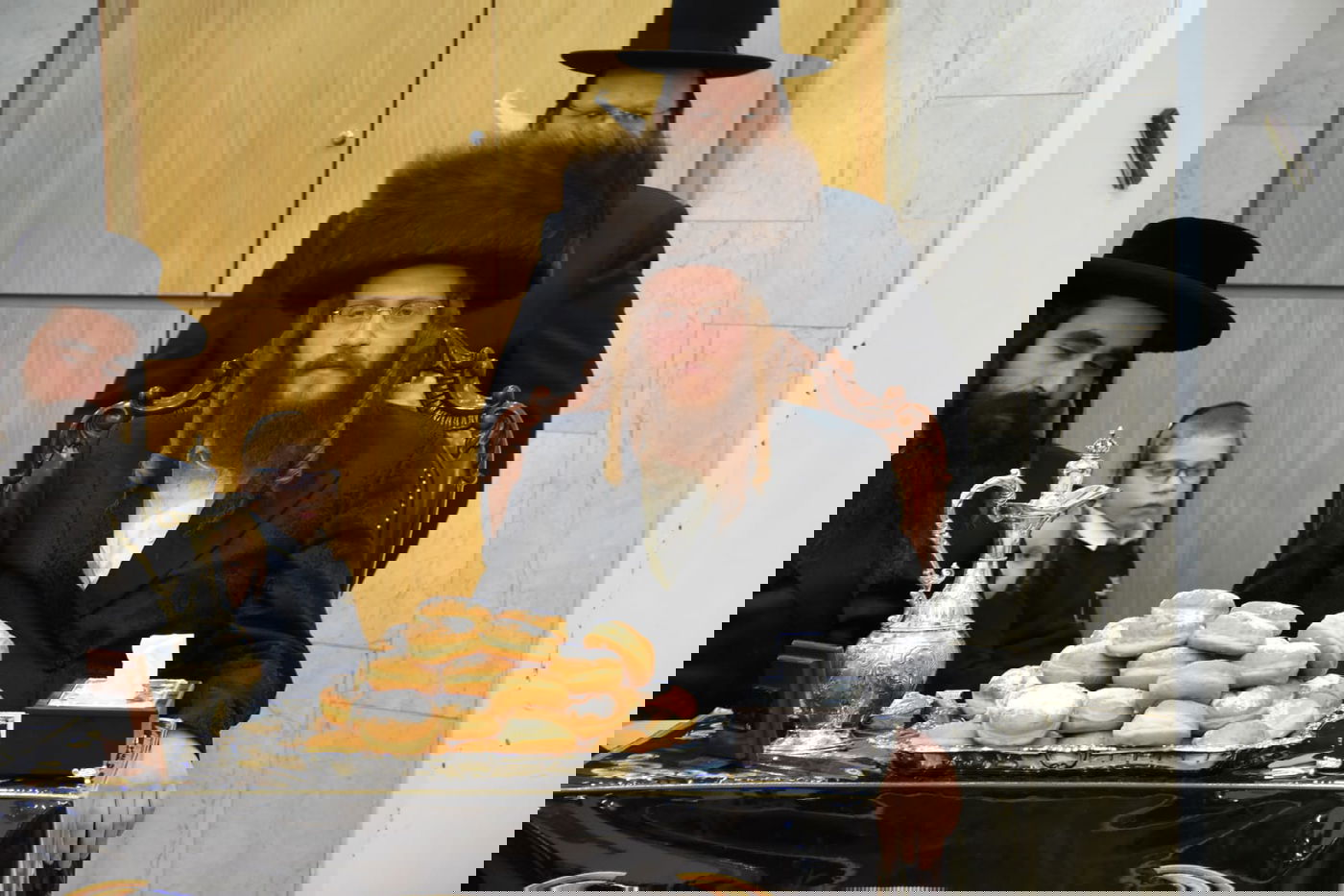 הרבי מקאליב ערך 'טיש' וחילק סופגניות