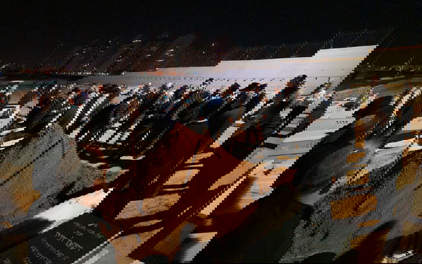 גבאי בית הכנסת המרכזי בפ"ת הובא למנוחות