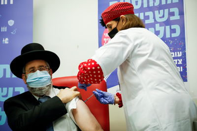 הגר"ד לאו התחסן וביקר את פליישמן: "להתנהג באנושיות"