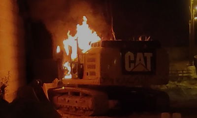 המפגינים שרפו דחפור